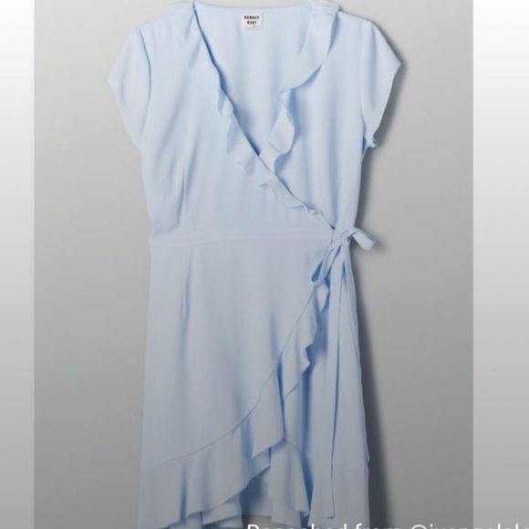Aritzia Dresses & Skirts - Aritzia Ruffle Wrap Dress - Never Worn!